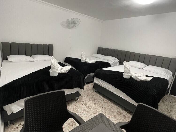 חדר דלוקס לשלושה, De León Estadio