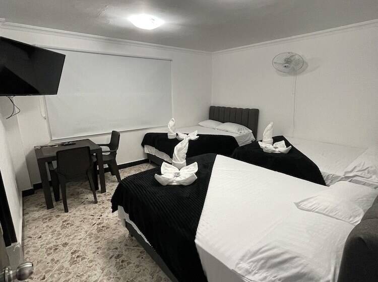 חדר דלוקס לשלושה, De León Estadio