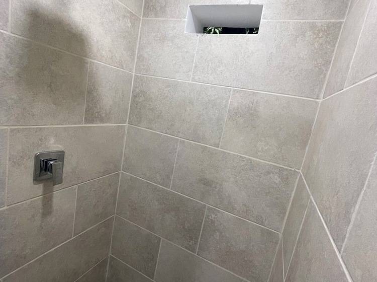 חדר דלוקס לשלושה, De León Estadio