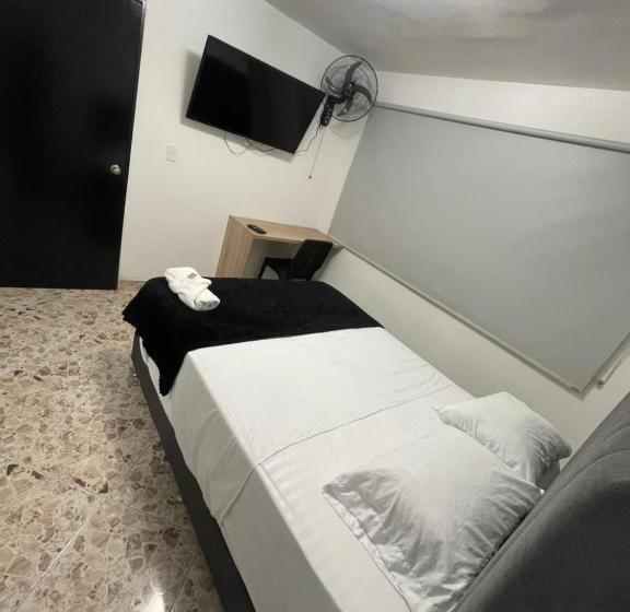 חדר דלוקס, De León Estadio