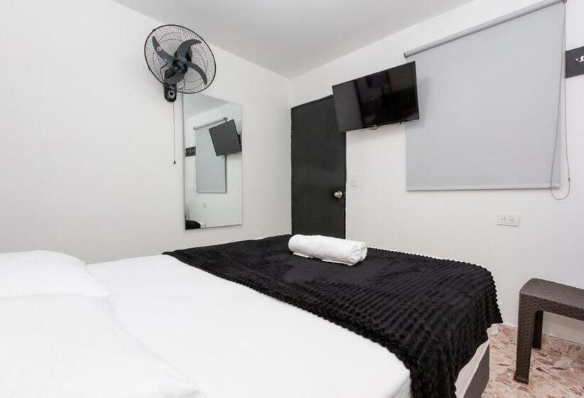 חדר דלוקס, De León Estadio