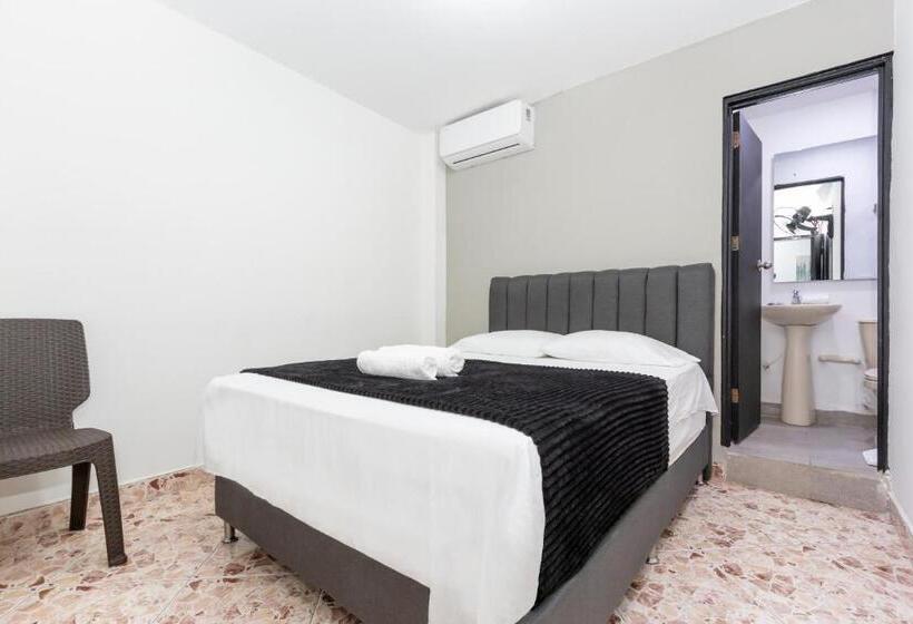 חדר דלוקס, De León Estadio