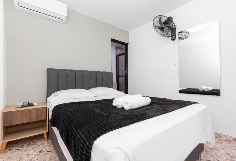 חדר דלוקס, De León Estadio