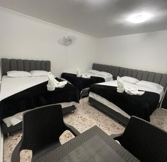 חדר דלוקס לשלושה, De León Estadio