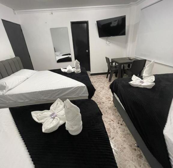 חדר דלוקס לשלושה, De León Estadio