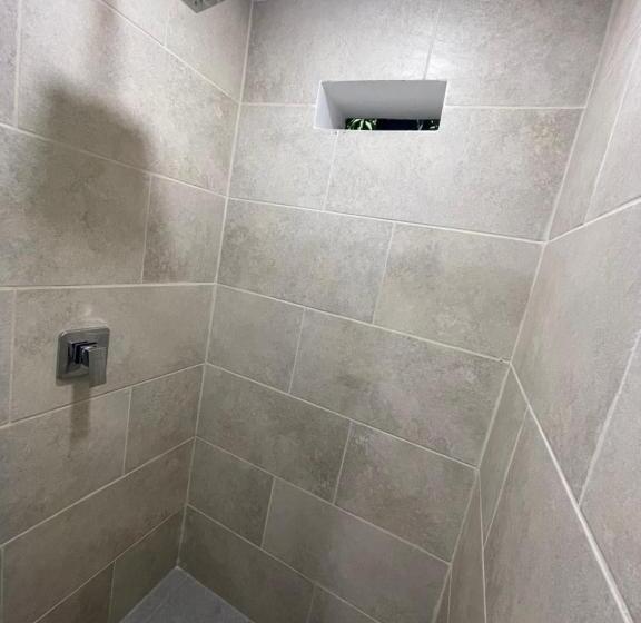 חדר דלוקס לשלושה, De León Estadio