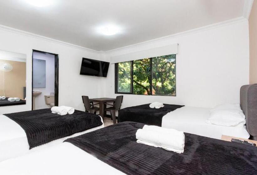 חדר דלוקס לשלושה, De León Estadio