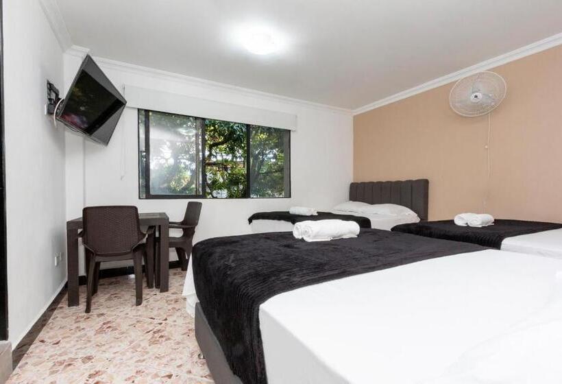 חדר דלוקס לשלושה, De León Estadio