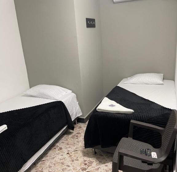 חדר בסיסי, De León Estadio