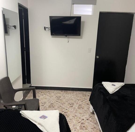 חדר בסיסי, De León Estadio