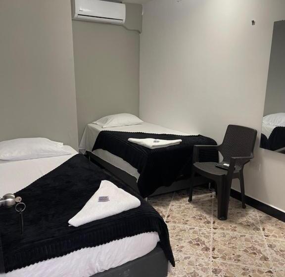 חדר בסיסי, De León Estadio