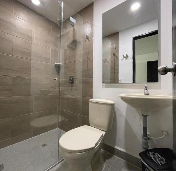 חדר בסיסי, De León Estadio