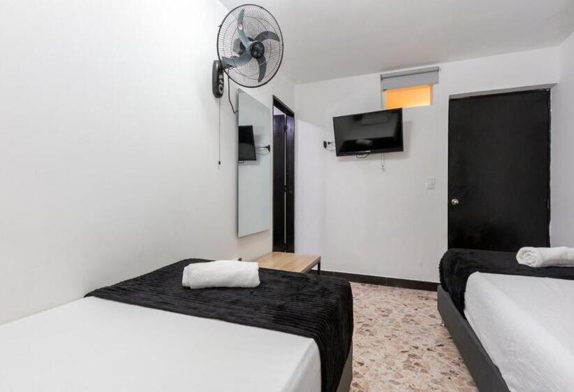 חדר בסיסי, De León Estadio