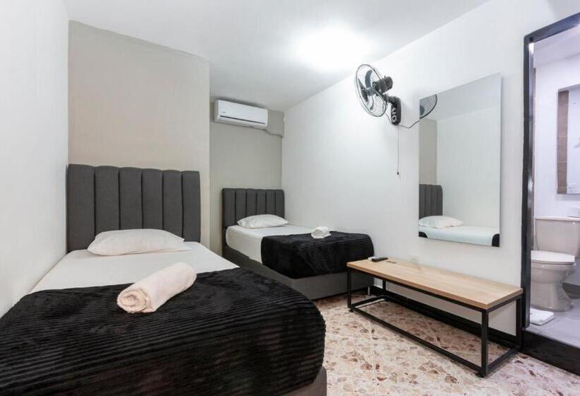 חדר בסיסי, De León Estadio