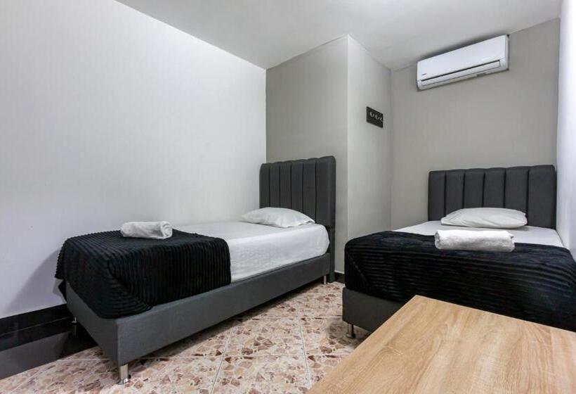 חדר בסיסי, De León Estadio