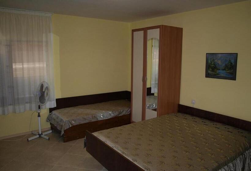스탠다드 트리플 룸, Guest Rooms Kamberovi