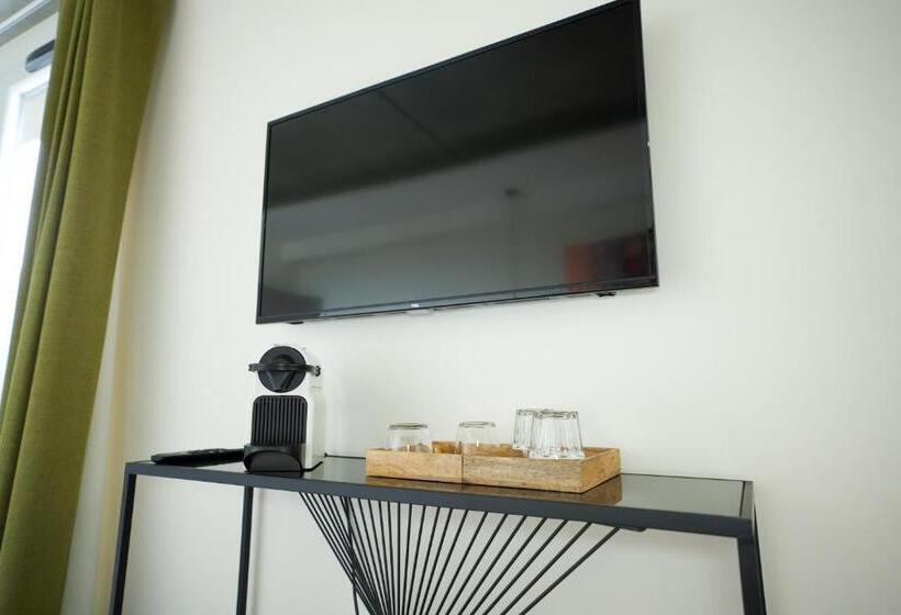 Номер Deluxe, Arrow