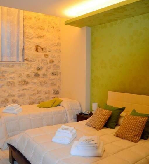 חדר סטנדרט לשלושה, Abraxia B&b