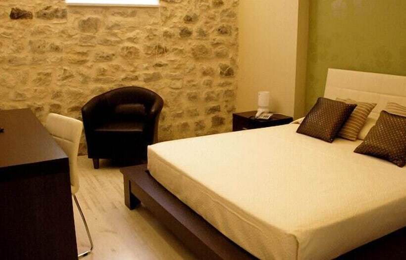 اتاق استاندارد سه نفره, Abraxia B&b