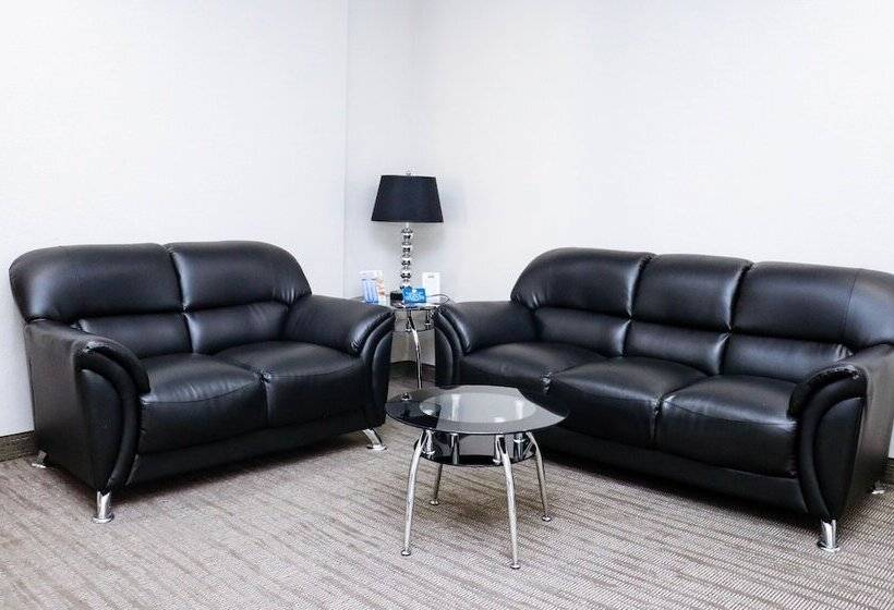 جناح, Days Inn By Wyndham Bryan