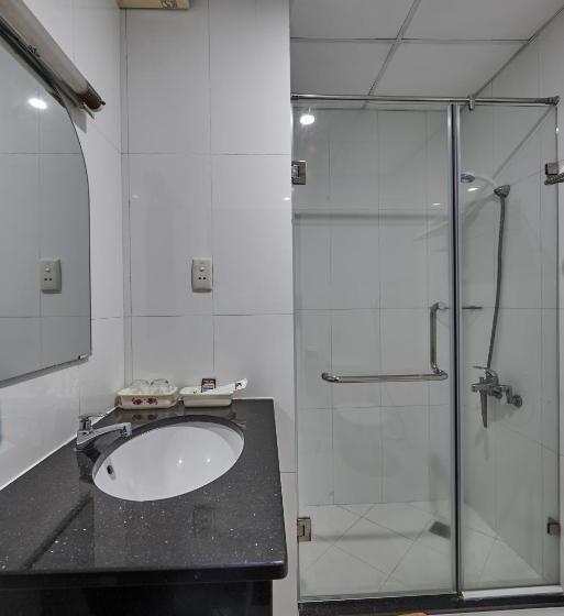 اتاق خانوادگی, Kim Khoi