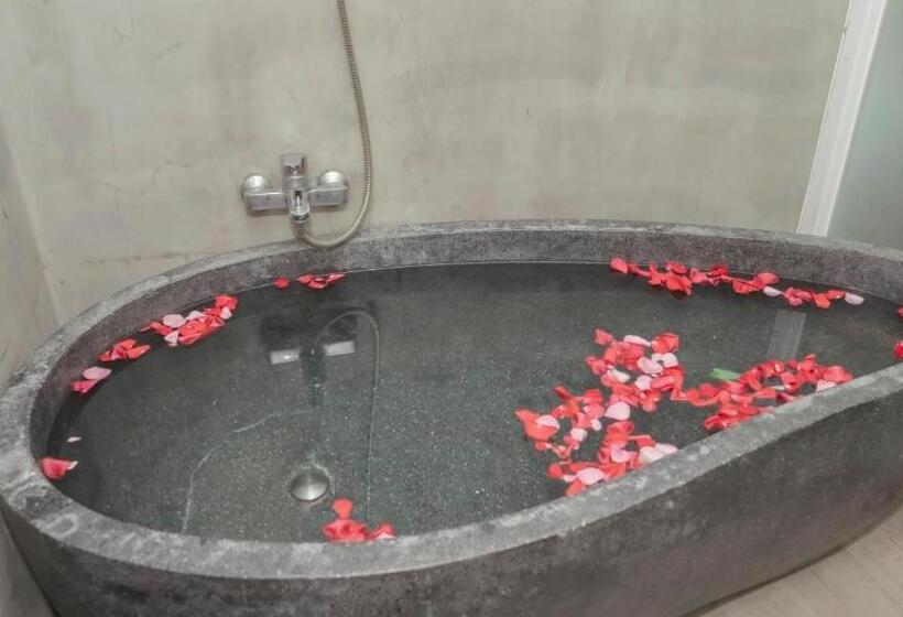 اتاق پریمیوم با بالکن, Monsoon Bassac