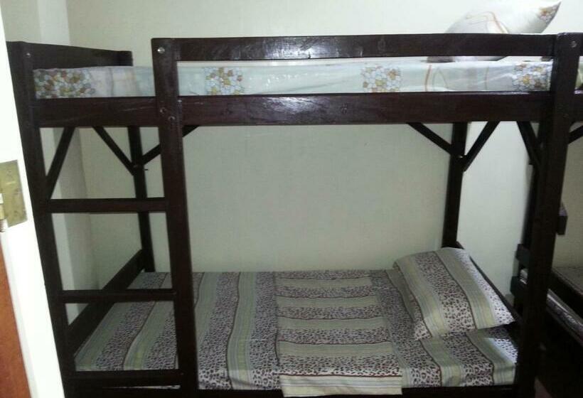 מיטה בחדר משותף, Rb Transient House