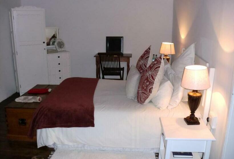 غرفة قياسية, The Barracks