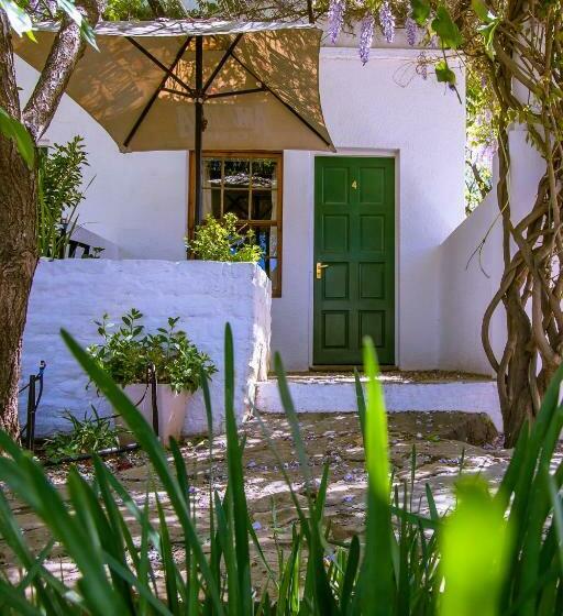 غرفة قياسية, The Barracks