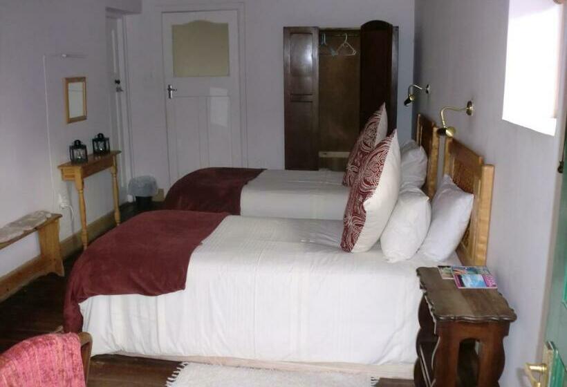 غرفة قياسية, The Barracks