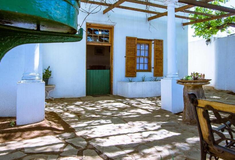 غرفة عائلية كلاسيكية, The Barracks