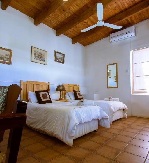 غرفة عائلية كلاسيكية, The Barracks