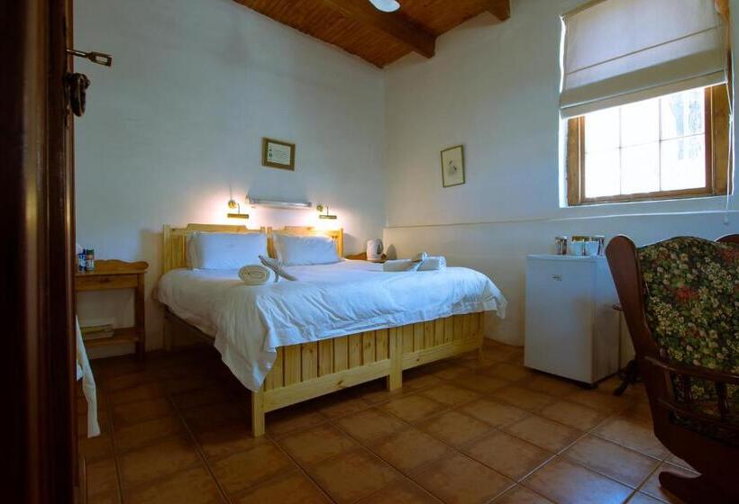 غرفة عائلية كلاسيكية, The Barracks