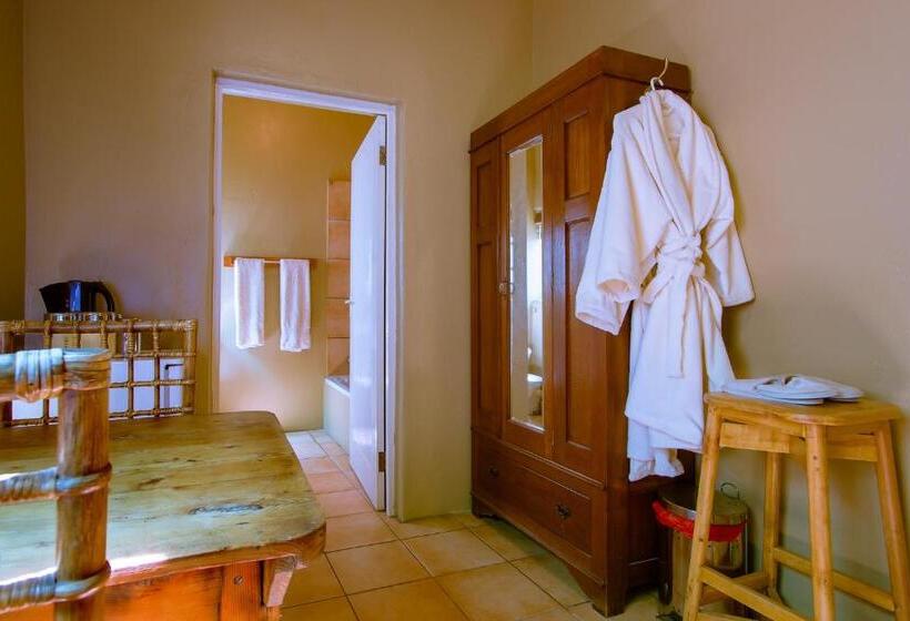 غرفة قياسية مزوَّدة بمطبخ, The Barracks