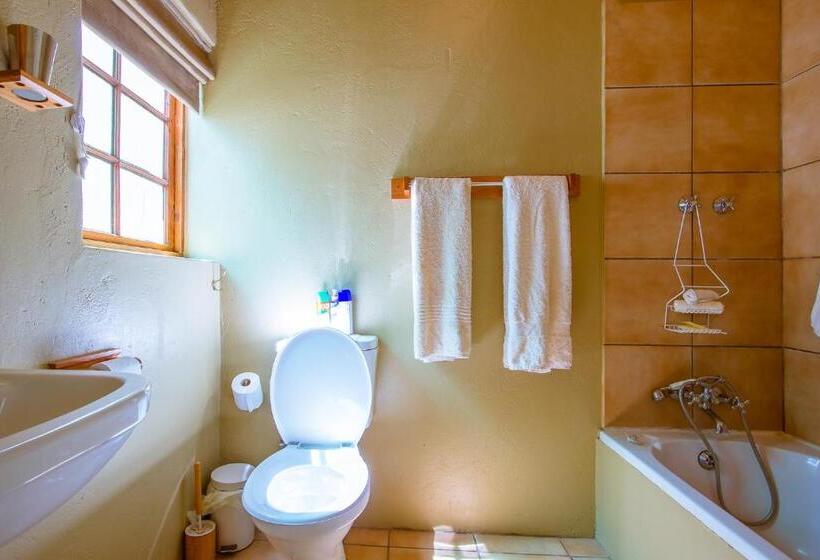 غرفة قياسية مزوَّدة بمطبخ, The Barracks