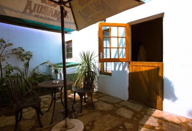 غرفة قياسية مزوَّدة بمطبخ, The Barracks