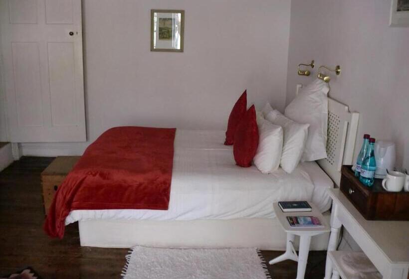 غرفة قياسية, The Barracks