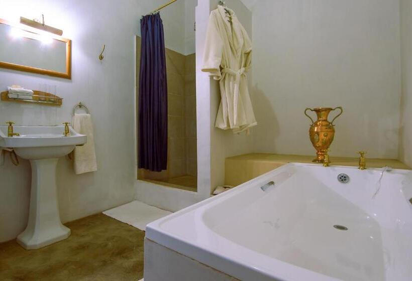 غرفة قياسية, The Barracks