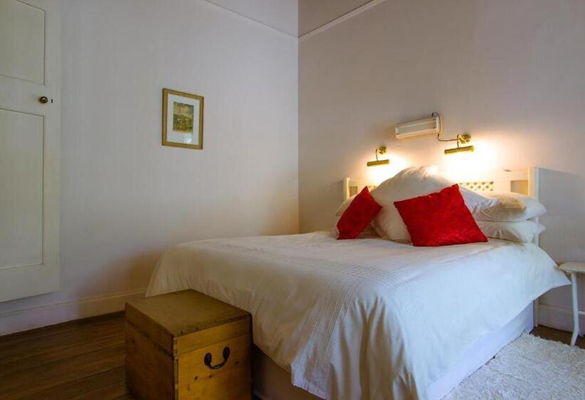 غرفة قياسية, The Barracks