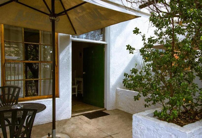 غرفة قياسية, The Barracks