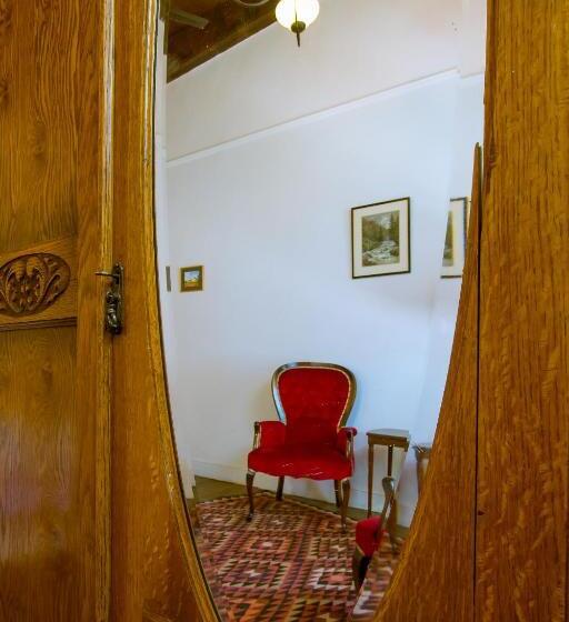 غرفة قياسية, The Barracks