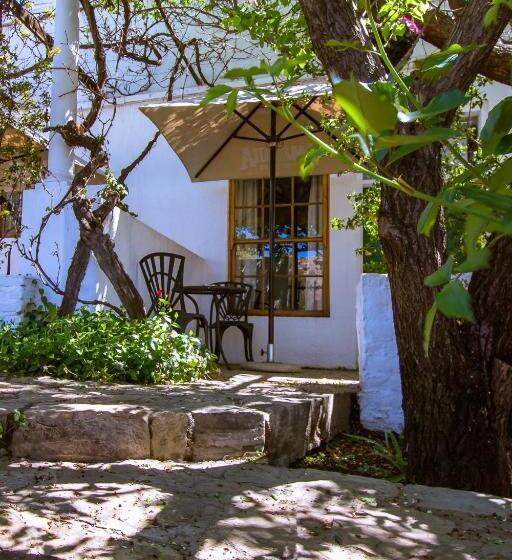 غرفة قياسية, The Barracks