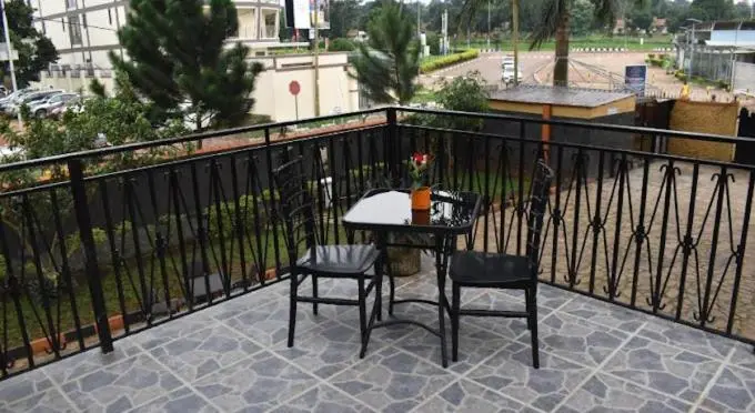 اتاق استاندارد چهارنفره با بالکن, 7 Days Hotel On Un Base