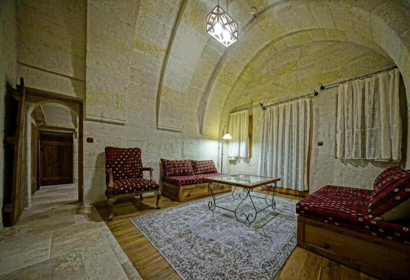 اتاق استاندارد چهارنفره با بالکن, Naraca Cave House