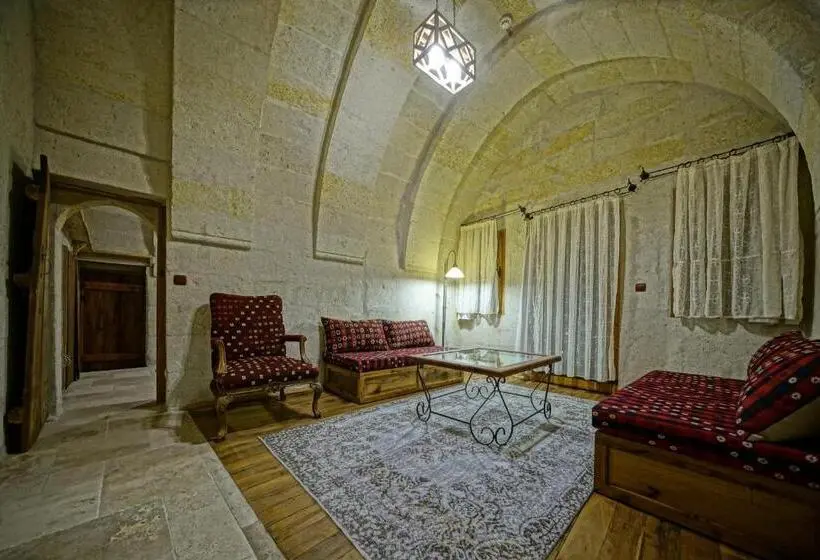 اتاق استاندارد چهارنفره با بالکن, Naraca Cave House