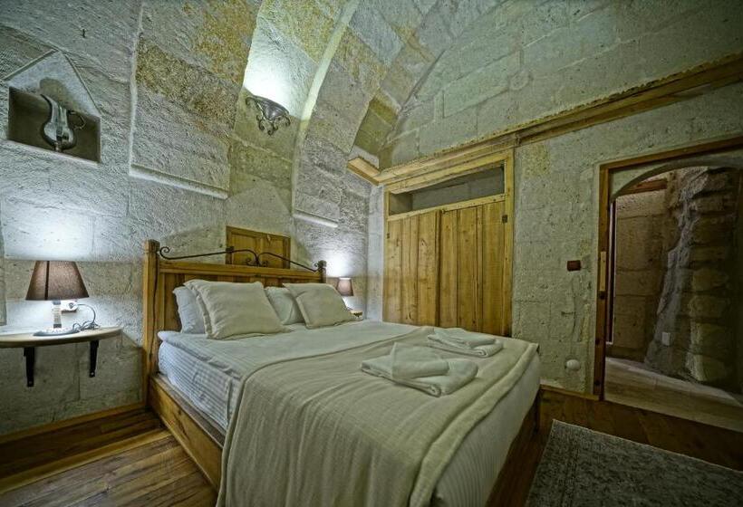 اتاق استاندارد چهارنفره با بالکن, Naraca Cave House