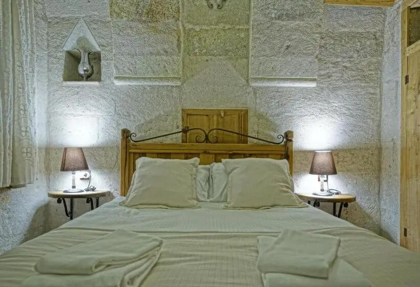 اتاق استاندارد چهارنفره با بالکن, Naraca Cave House