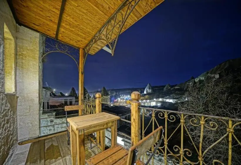 اتاق استاندارد چهارنفره با بالکن, Naraca Cave House