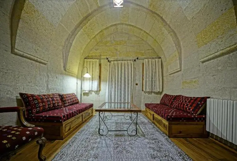 اتاق استاندارد چهارنفره با بالکن, Naraca Cave House