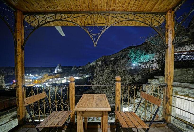 اتاق استاندارد چهارنفره با بالکن, Naraca Cave House